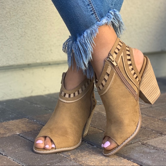 NIB Tan Asymmetrical Peep Toe Cone Heel Sandal - Picture 7 of 8